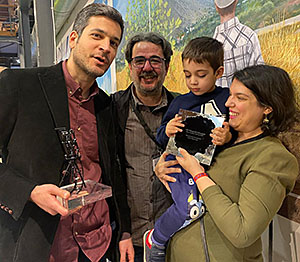 Οι συντελεστές του ντοκιμαντέρ (Βύρων Κριτζάς, Τάσος και Χαρίτων Κορωνάκης, Μαρίνα Δανέζη) με τα βραβεία τους